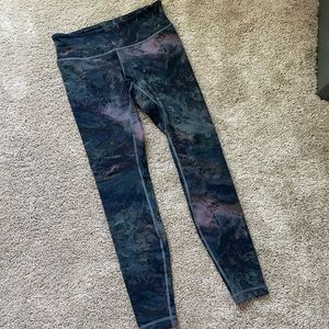 Lululemon leggings size 6 (runs small)